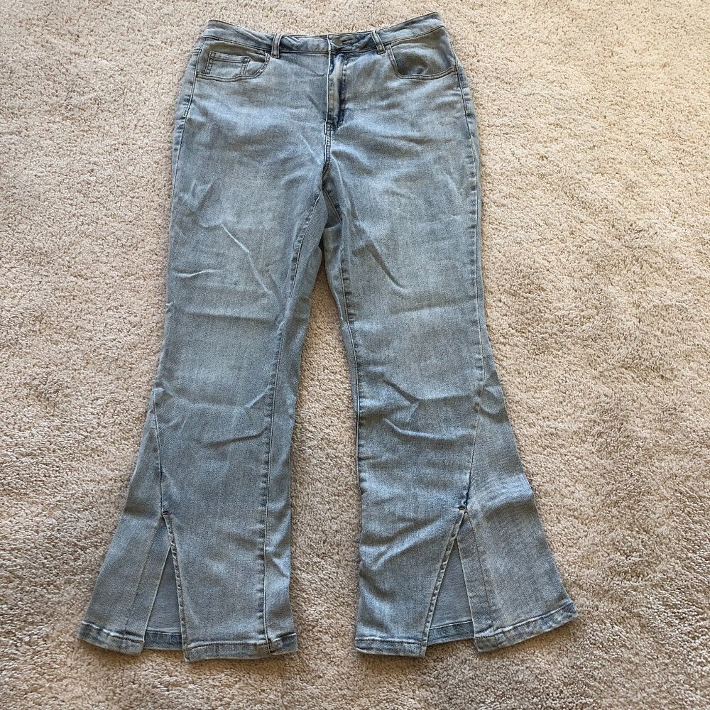 NWOT Versona Women's Flare Split Crop Ankle Light Wash Jeans - Picture 1 of 11